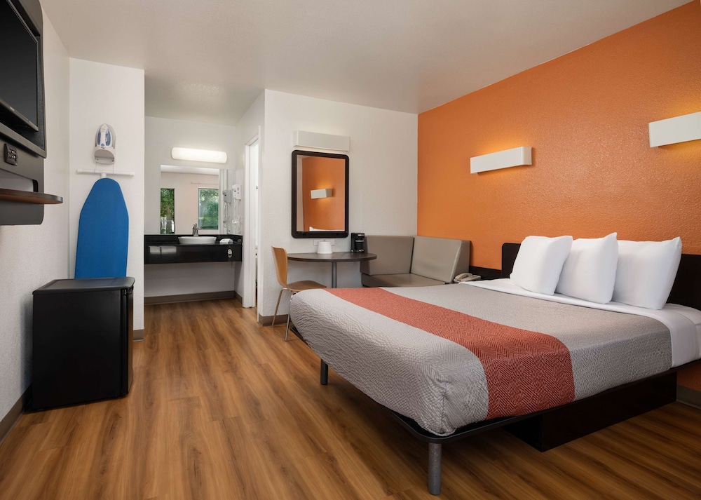 Motel6 Temecula, CA - Historic Old Town 13/62
