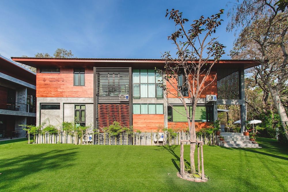 Stucco Loft Residency 12/72
