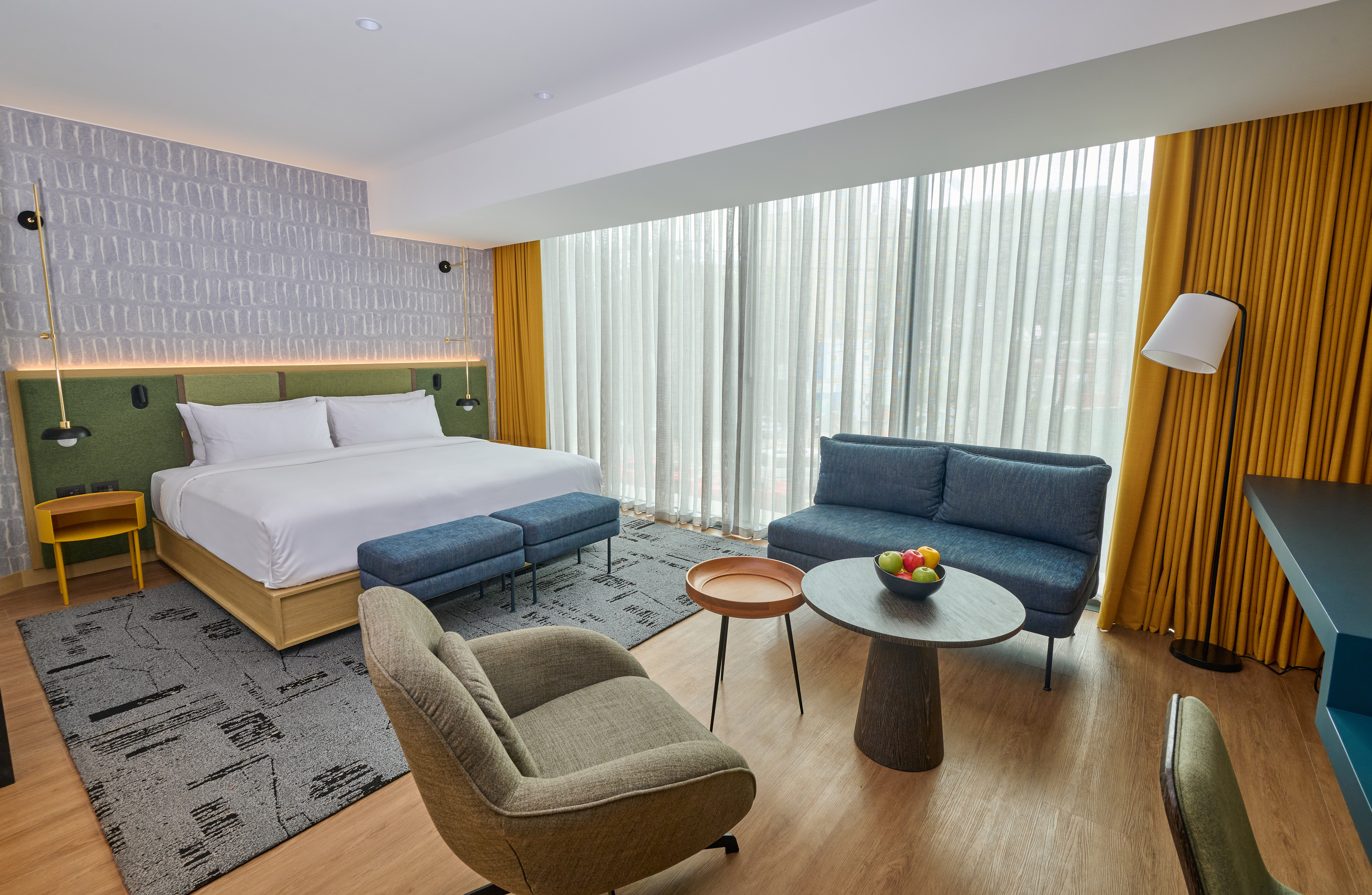 1 Bedroom, Suite, King Bed, City View, Corner