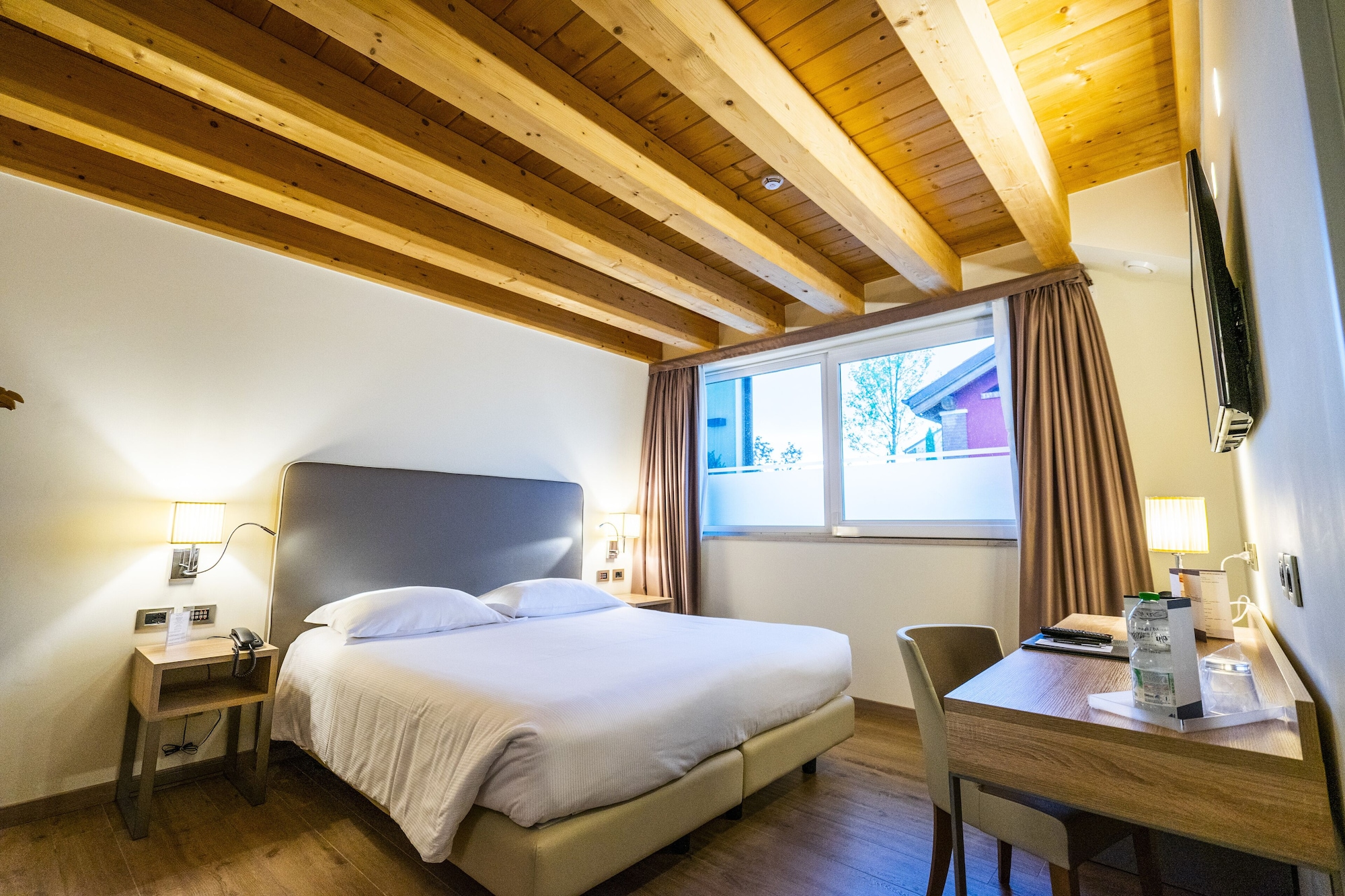 ROOM, QUEEN BED