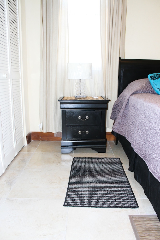 Eclipse Suite Guest Apartments 7/77