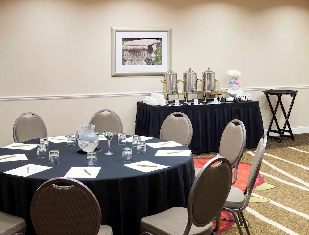 Hilton Garden Inn Dallas-Lewisville 51/79
