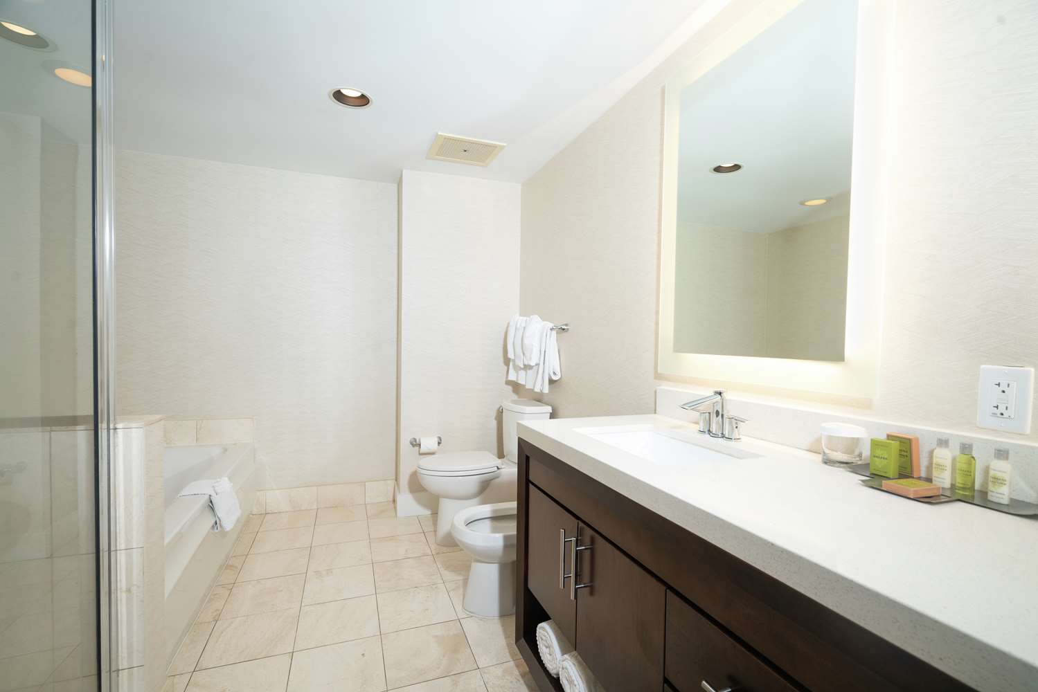جناح بإطلالة على البحر بـ3 غرف نوم، Doubletree By Hilton Ocean Point Resort – North Miami Beach 5/5