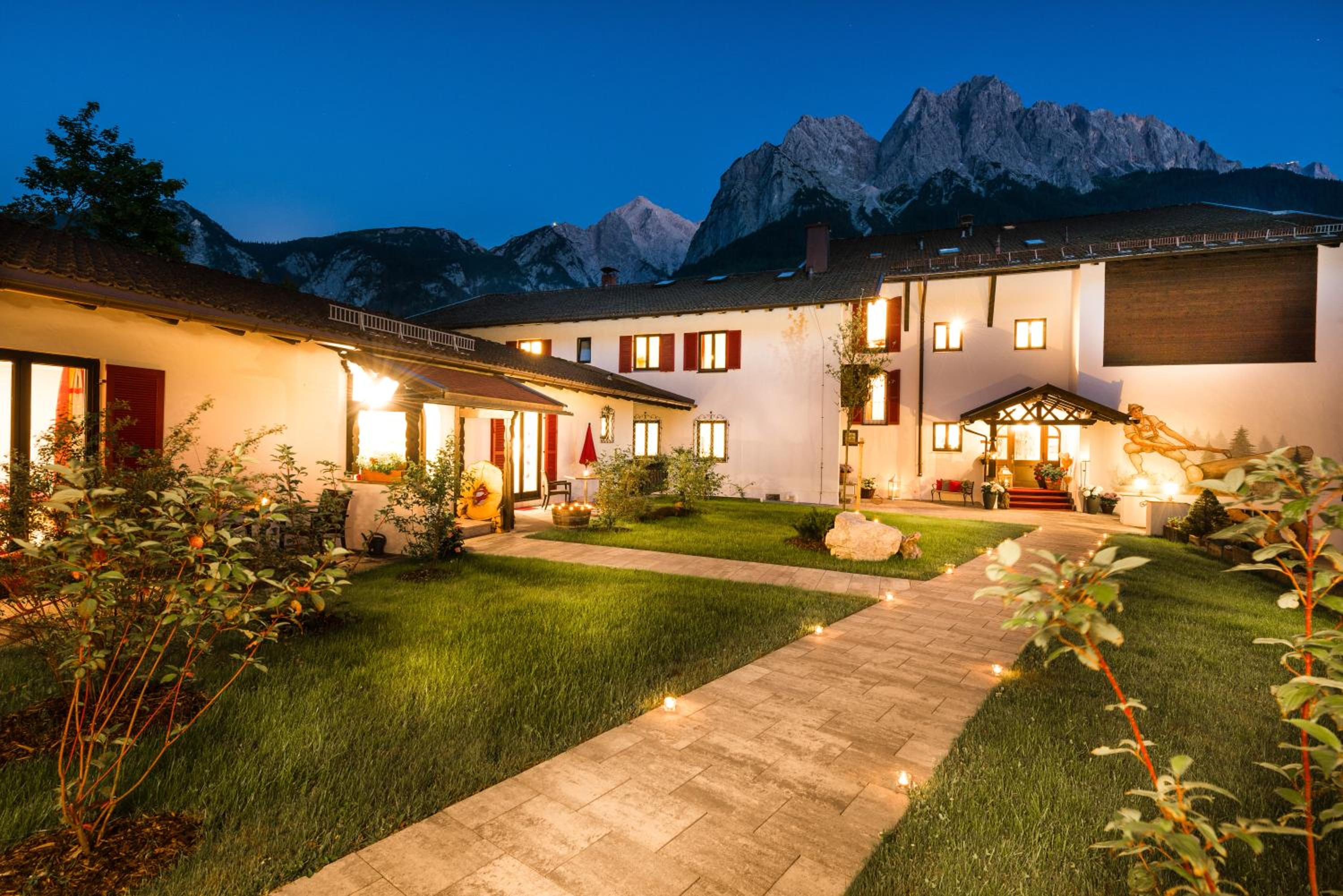 BAYERN RESORT HOTEL 29/33