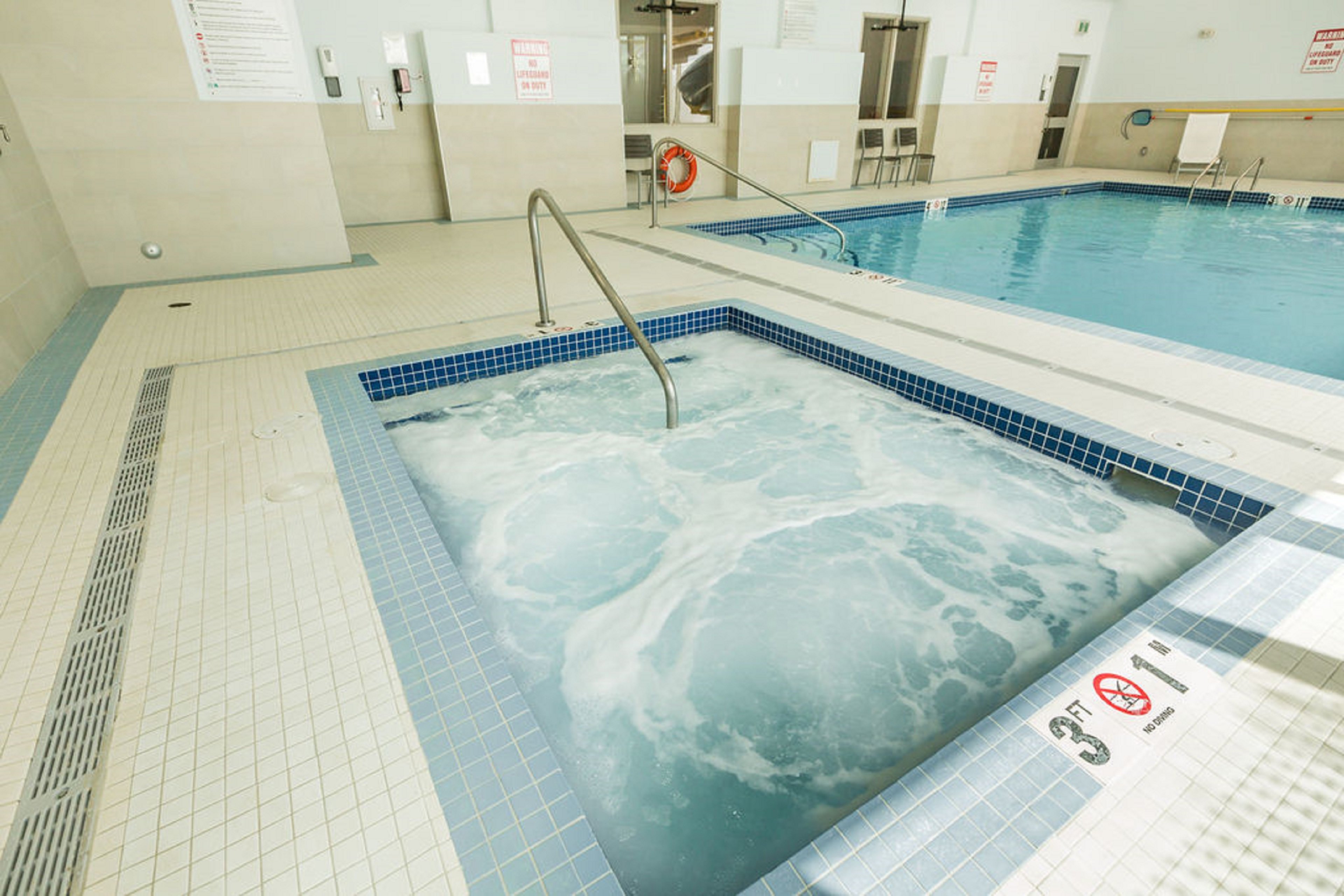 Holiday Inn Express Suites Edmonton N St Albert 37/72