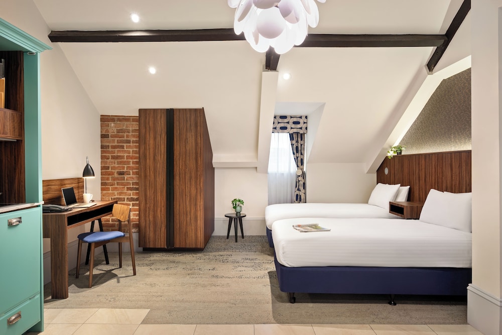 Executive, Studio, King Bed, Sofa