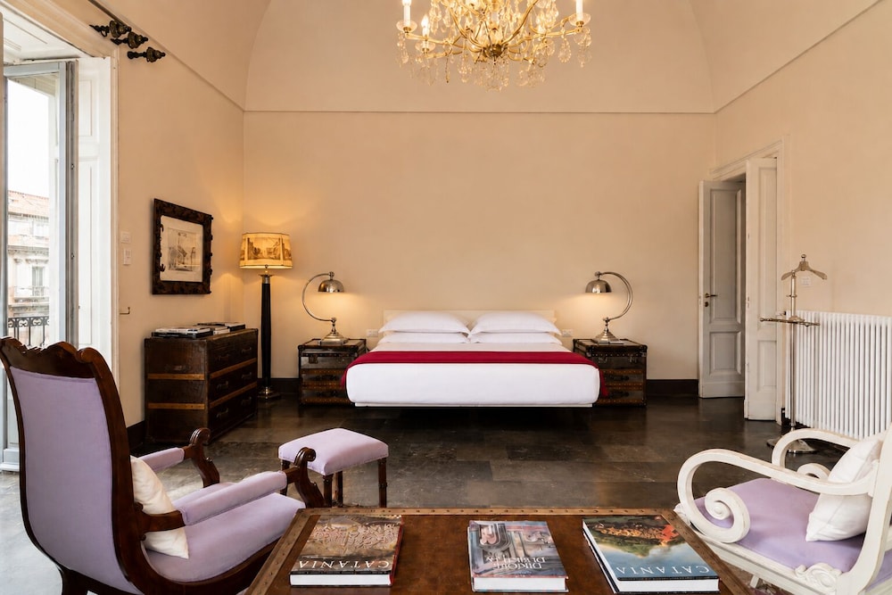 Junior Suite, King Bed, City View, Balcony 2/5
