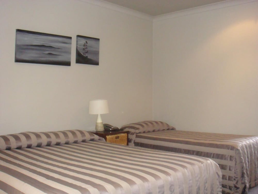 Bristol Motel 18/43