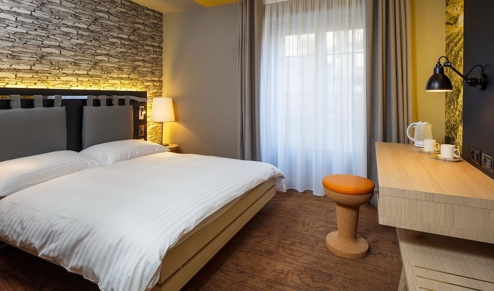 Hotel Swiss Wine by Fassbind 7/49