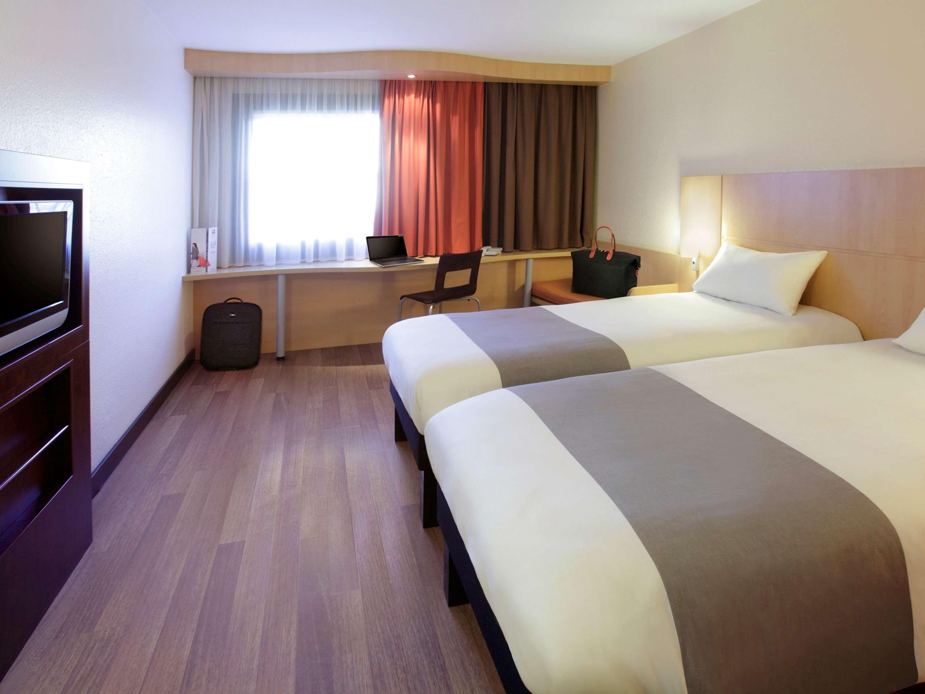 ROOM, TWIN BEDS