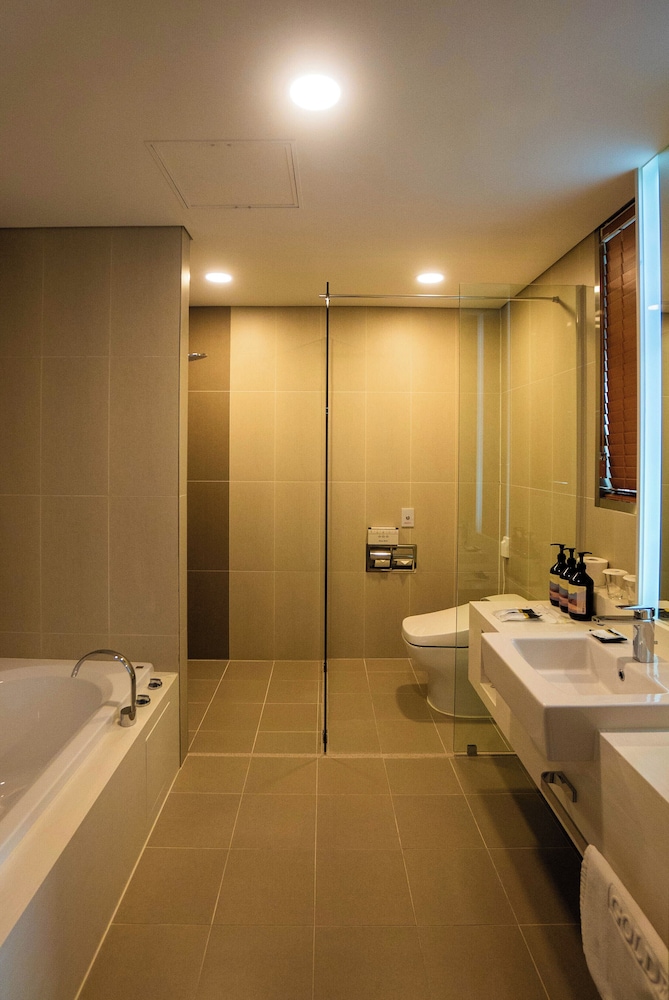Incheon Airport Global Hotel and Suites 40/44