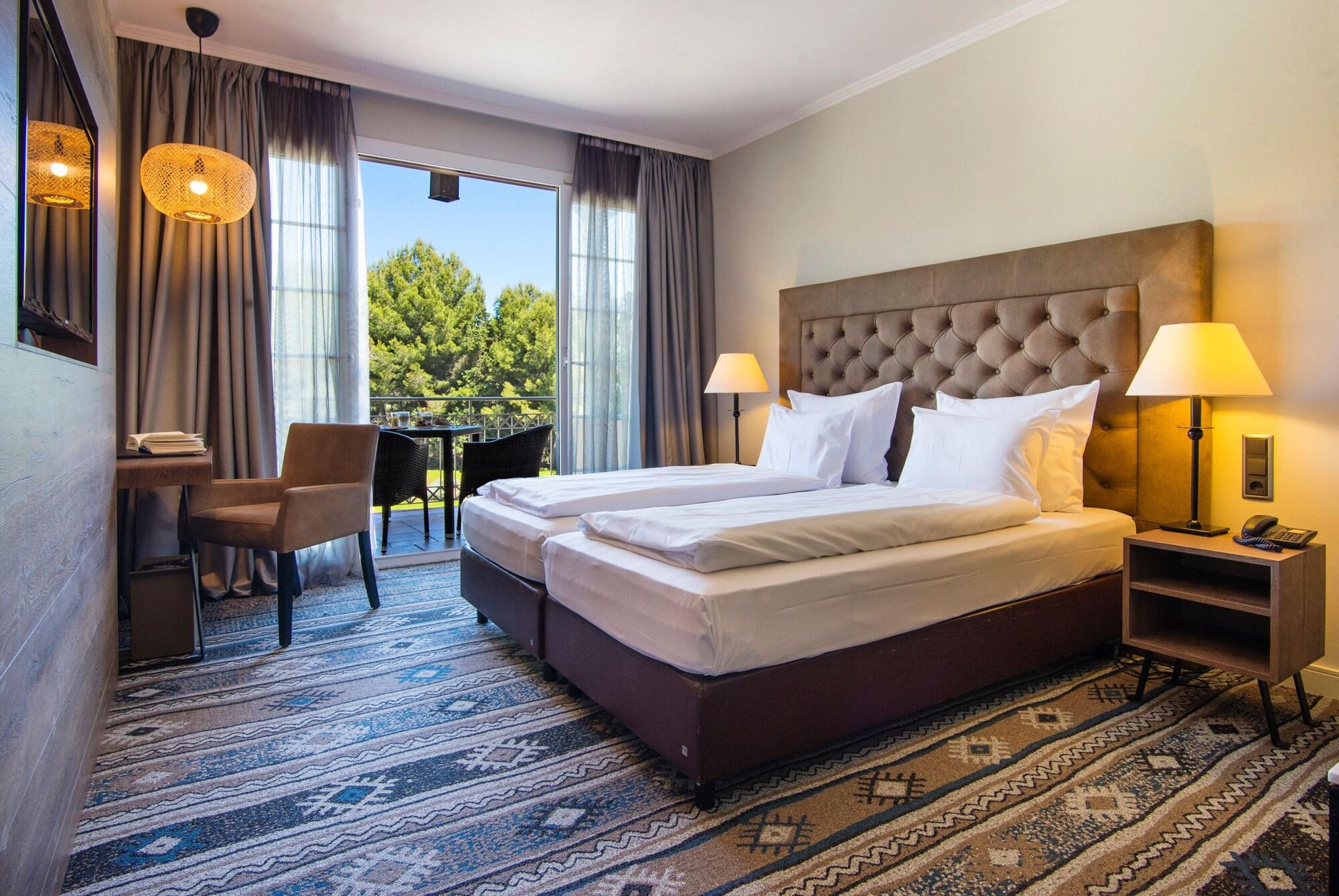Room, Multiple Beds, Pool View