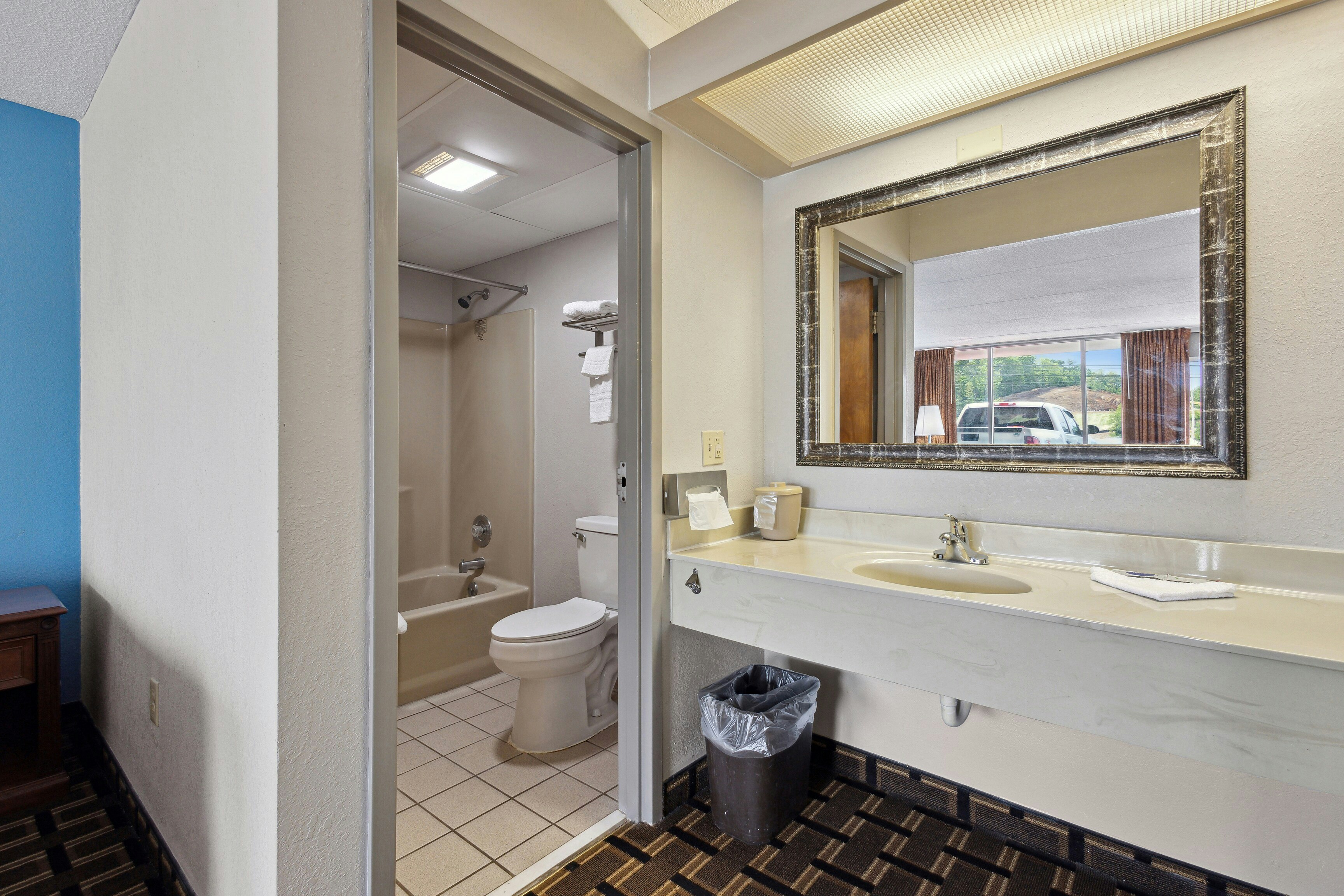 Relax inn by OYO Greeneville Near Hwy US-321 37/40