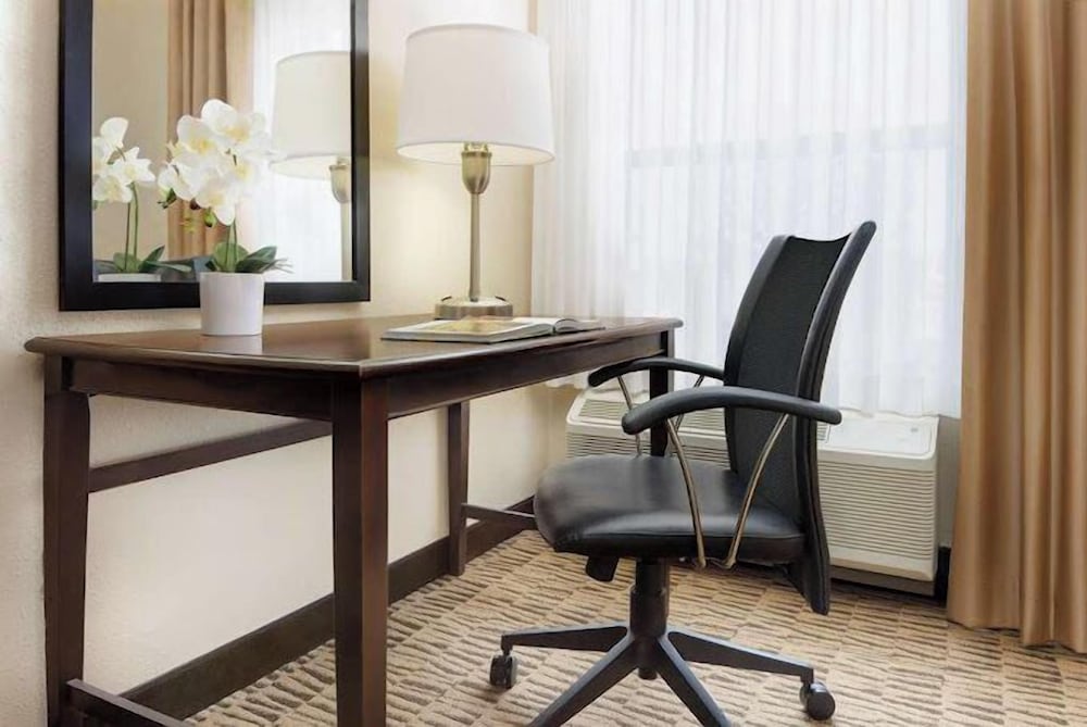 Countryside Inn and Suites 27/28