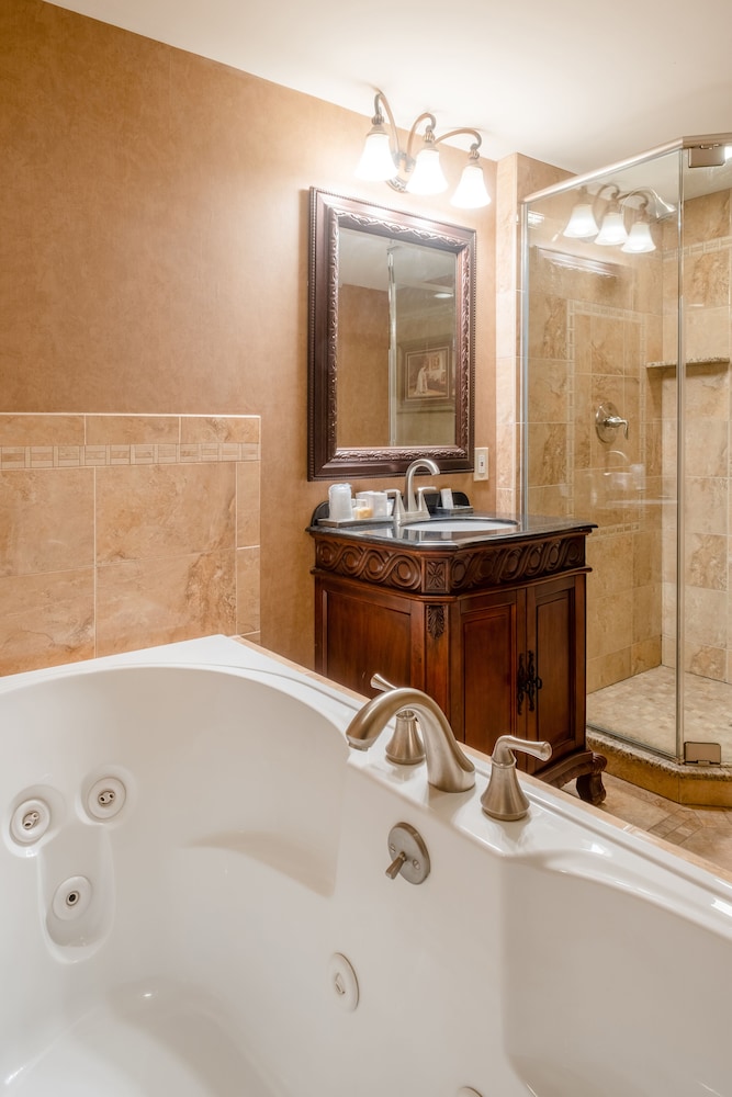 Windsor, Suite, King Bed, The Red Coach Inn 2/2