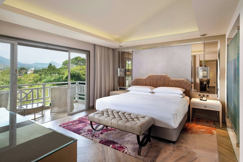 Tower, Club, Suite, King Bed, Balcony