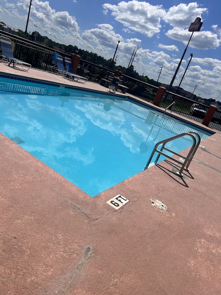 Home Town Inn And Suites 26/47