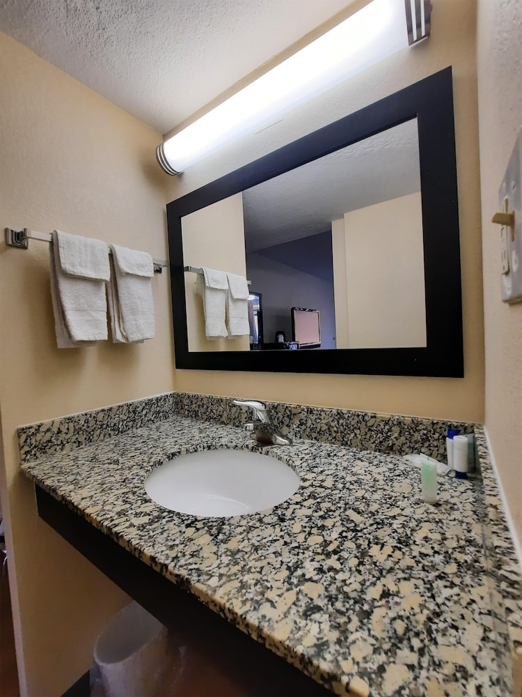 Americas Best Value Inn Moline 40/41
