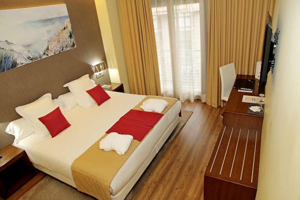 غرفة بسرير مزدوج