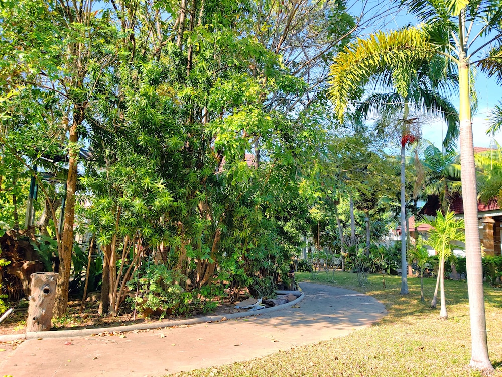 Thongpaeka Hotel 42/50