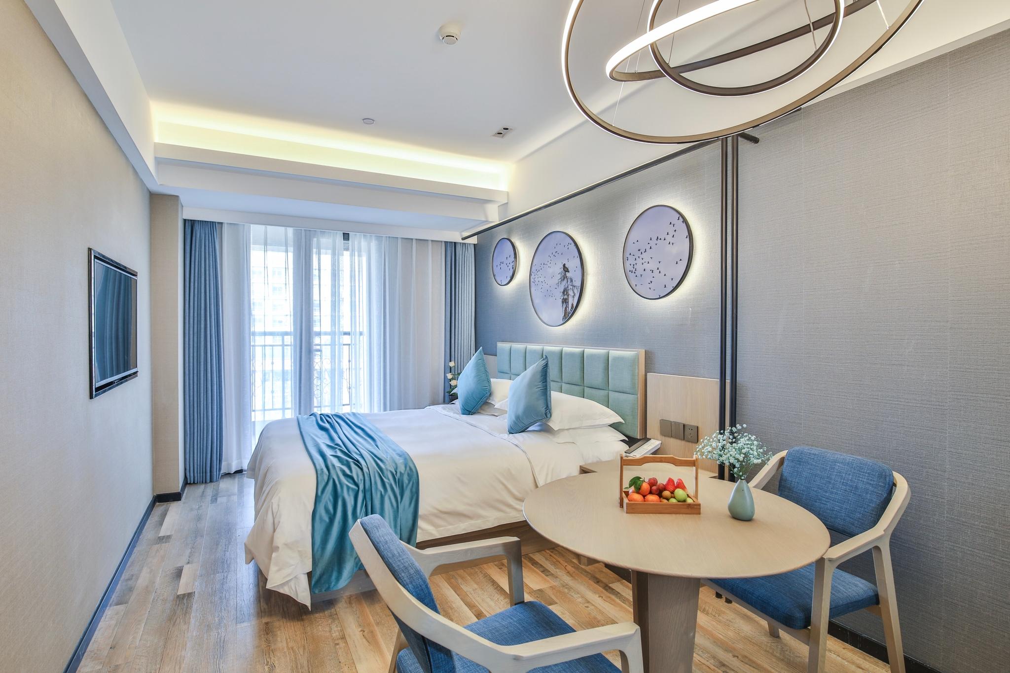 Deluxe, King Bed