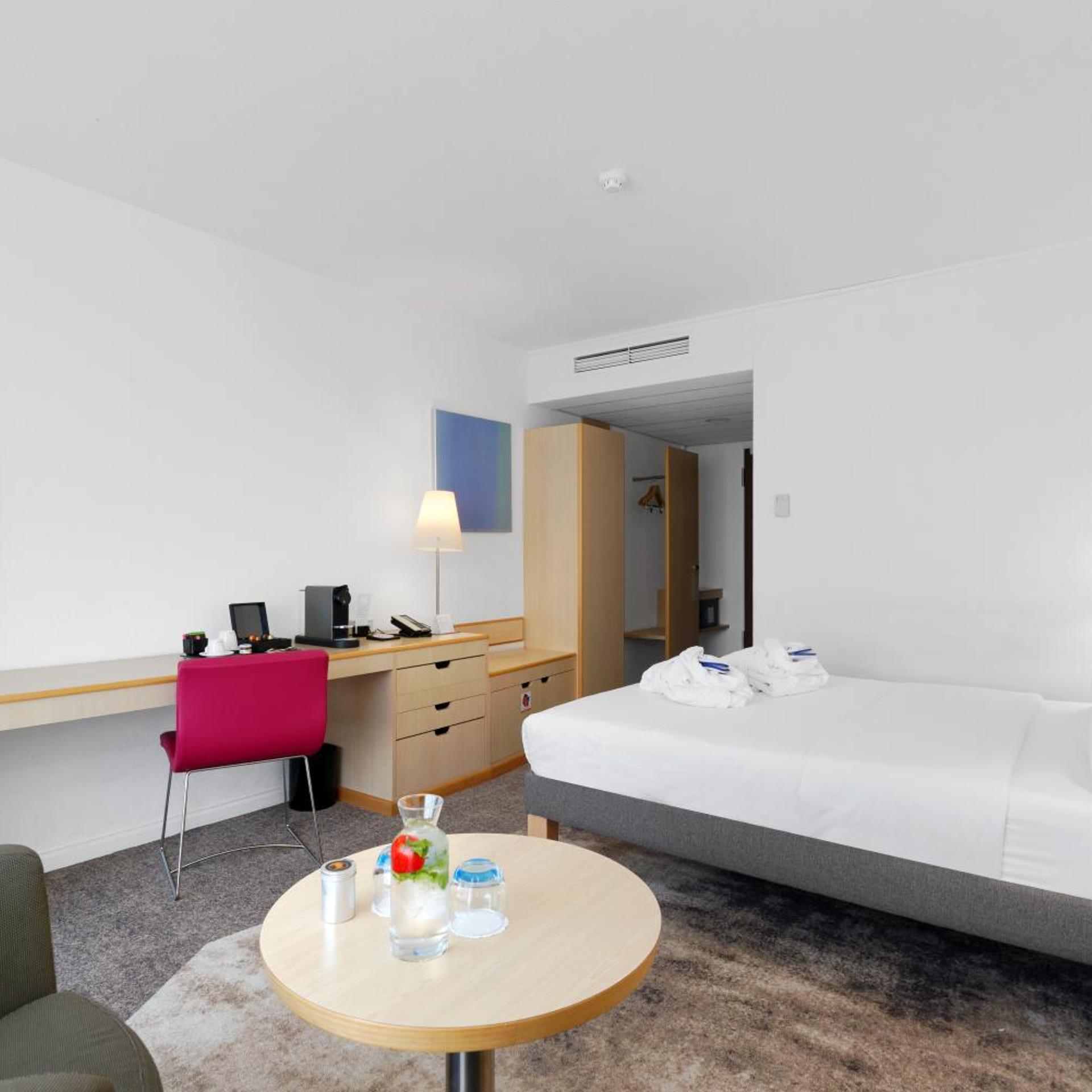 غرفة بريفيليج بسرير كينج، Novotel Berlin Mitte 5/8