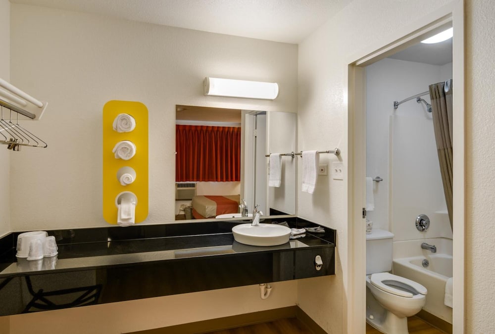 Motel6 Schiller Park, IL - Chicago O'Hare 47/48