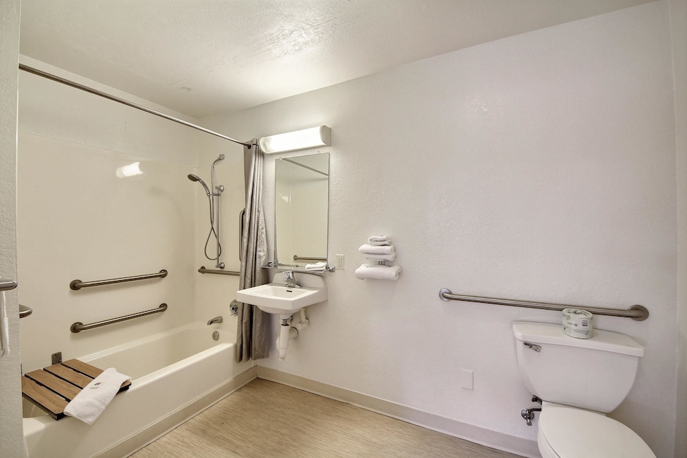 Motel6 San Marcos, TX 24/49