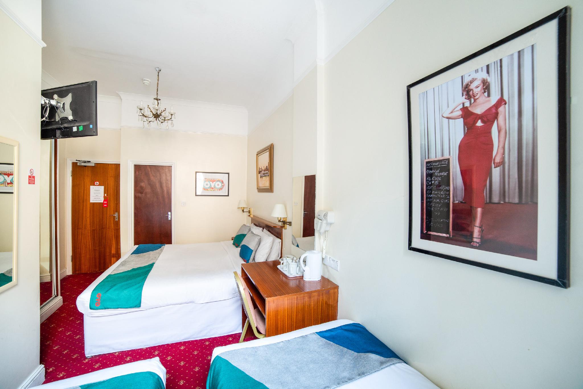 ROOM, QUADRUPLE