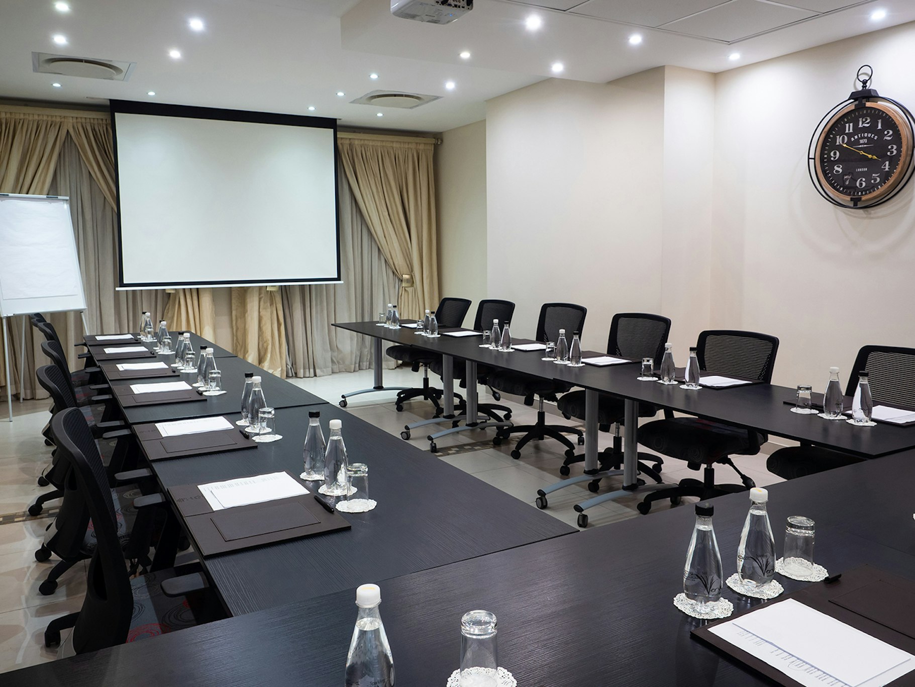10 2nd Avenue Boutique Hotel 47/56