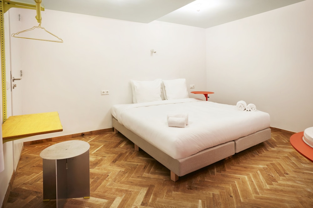 Landscape, Queen Bed