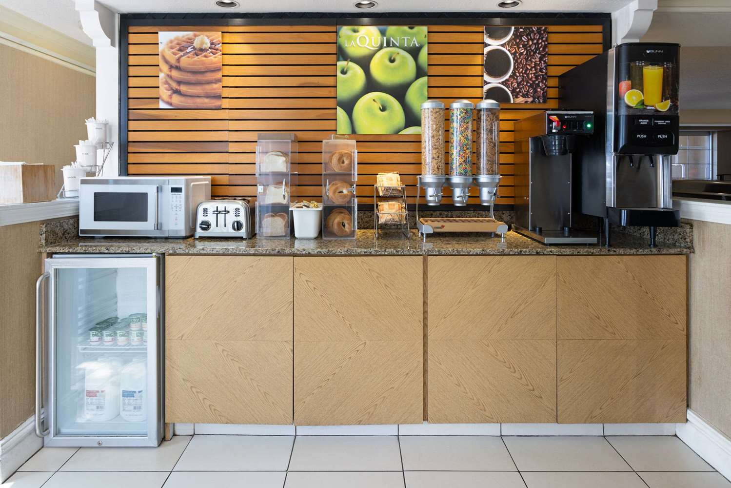 La Quinta Inn by Wyndham Pittsburgh Airport 3/36