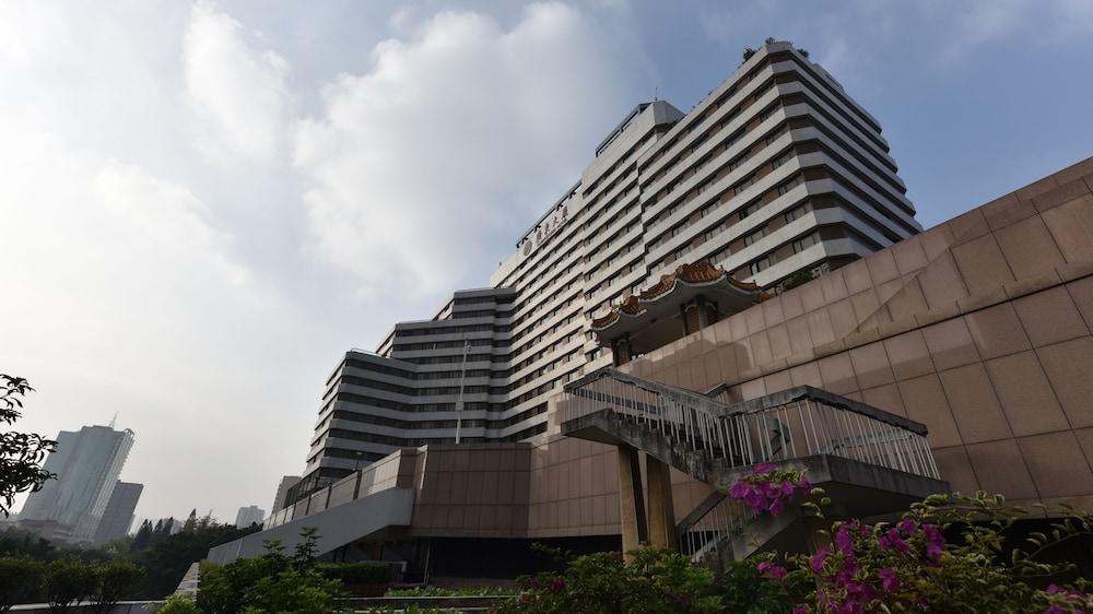 Guangdong Hotel (Sun Yat-sen Memorial Hall Station) 9/73