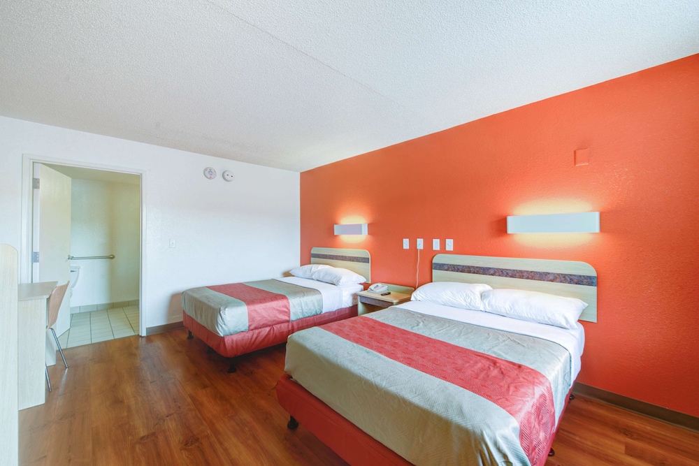Travelodge by Wyndham Norfolk Airport 25/48