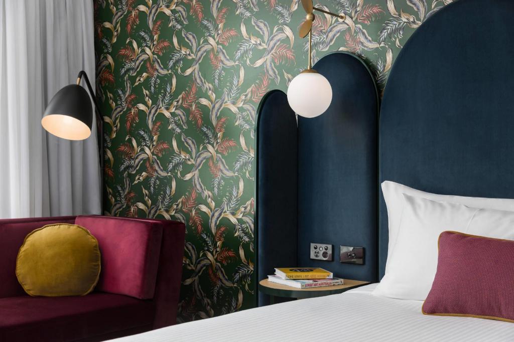 VALLEY, KING BED