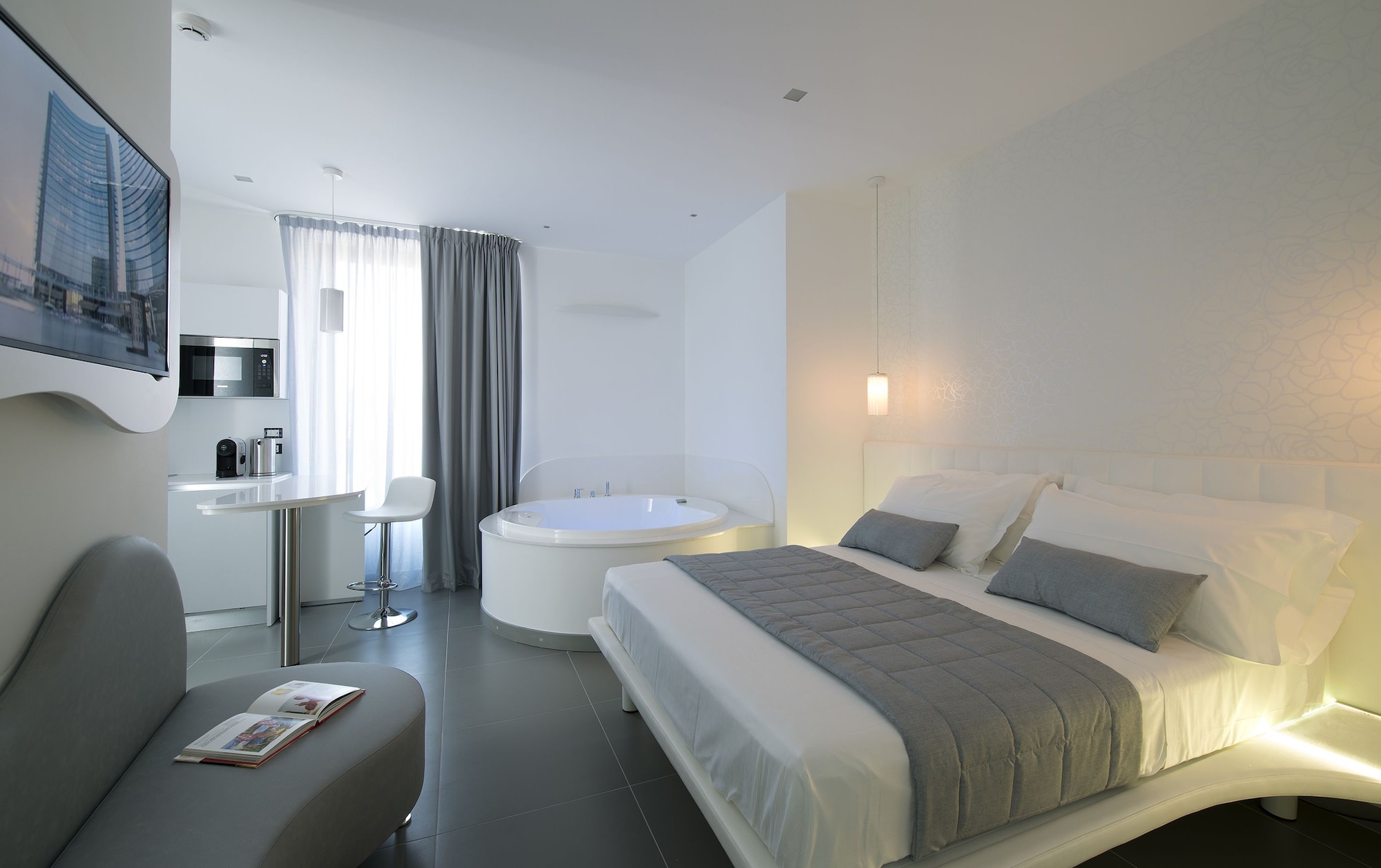 Studio, Jetted Tub