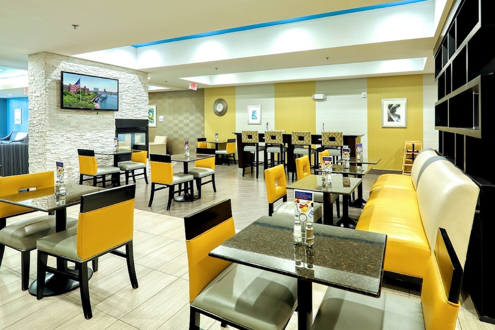Holiday Inn Express Hotel And Suites Batavia Darien Lake 46/54