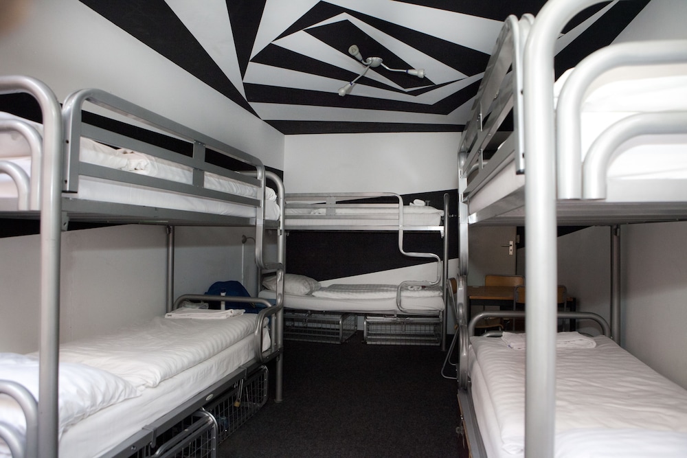 Female Dorm, 6 People, 3 Bunk Beds