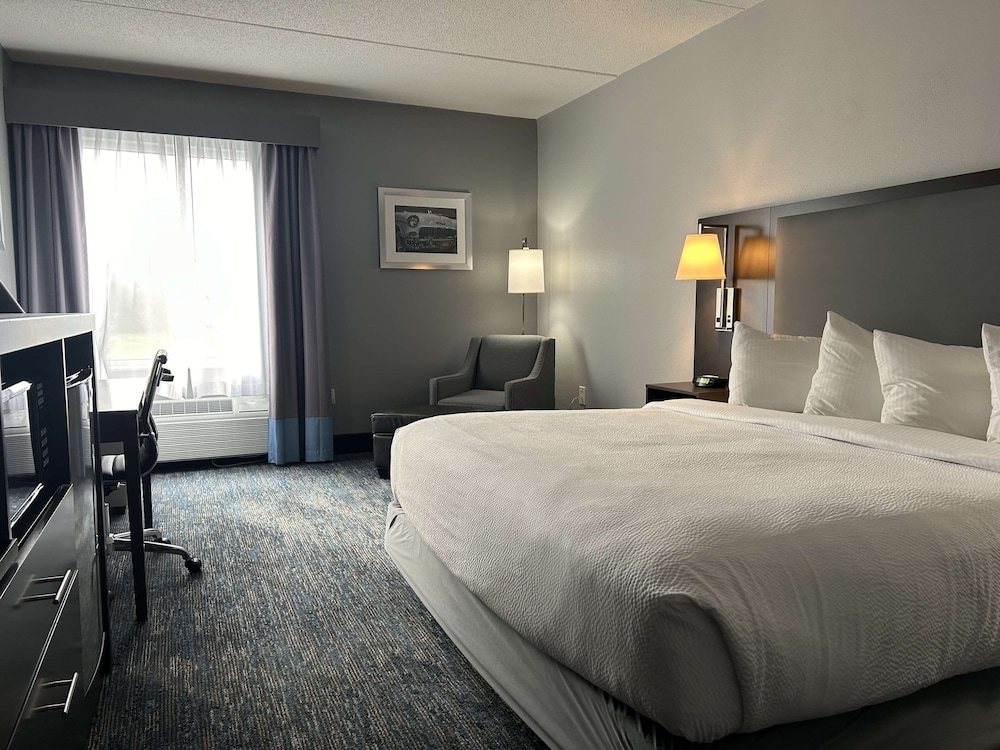 EXECUTIVE, KING BED