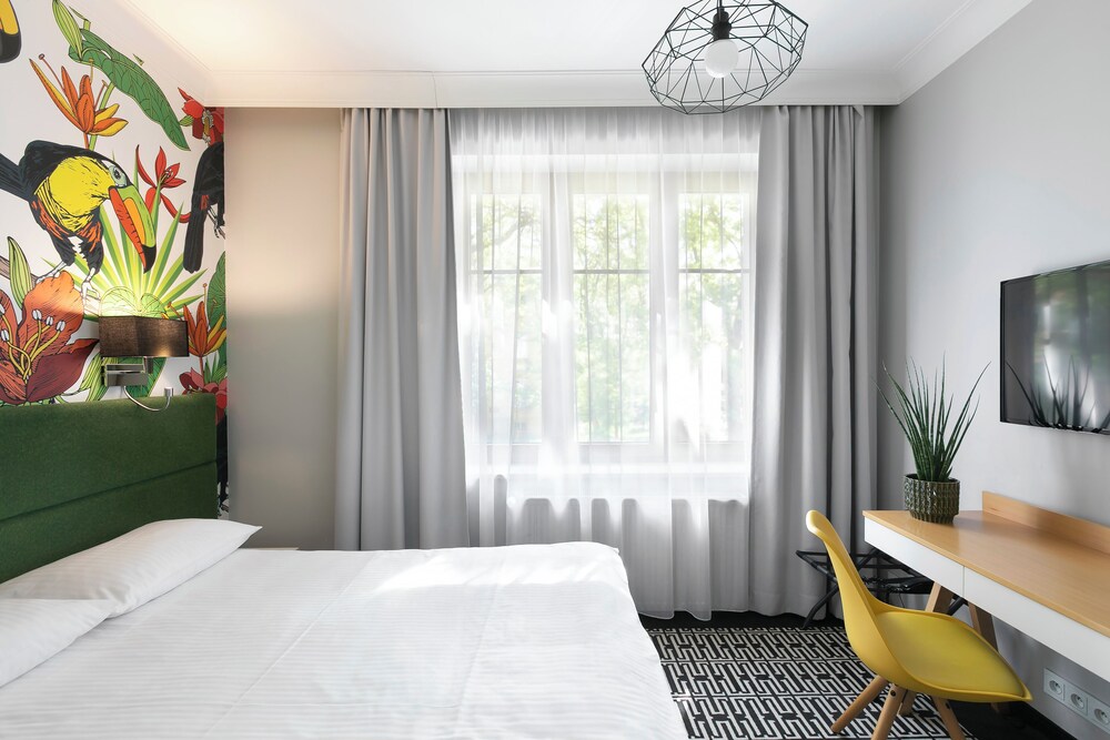 ROOM, SINGLE