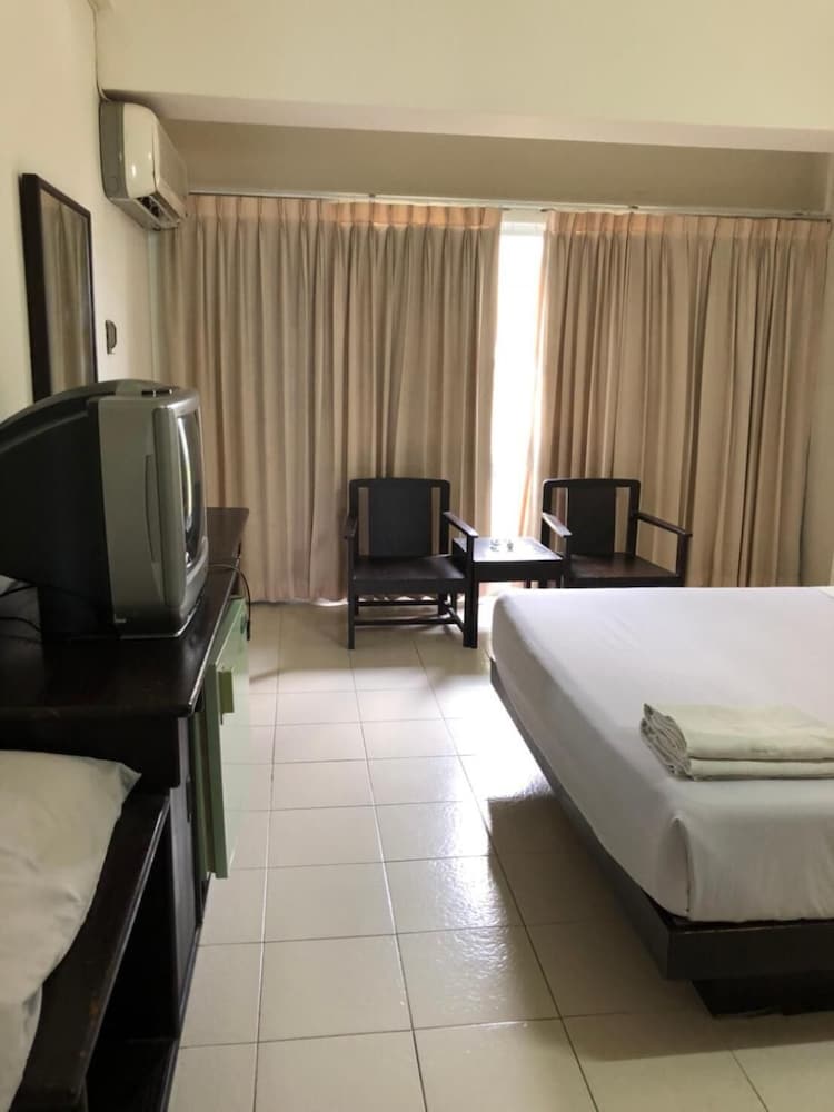 Paradorn Inn 8/19