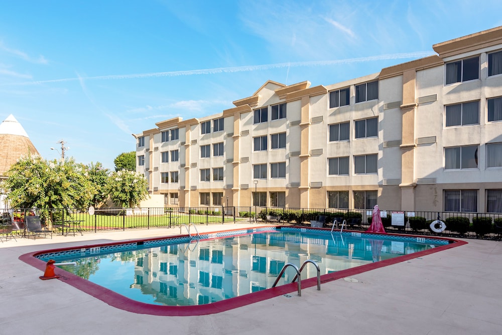 Ramada By Wyndham Birmingham Airport 1/31