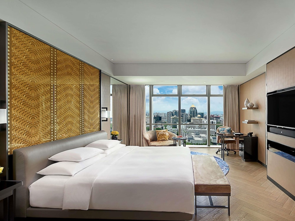 LUXURY, KING BED, CITY VIEW
