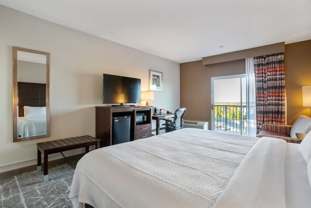 Orangewood Inn & Suites Kansas City Airport 12/37