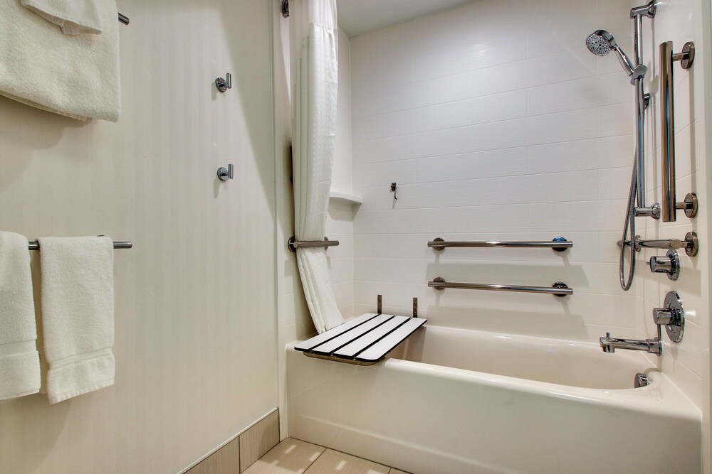 Holiday Inn Express & Suites Findlay North 17/52
