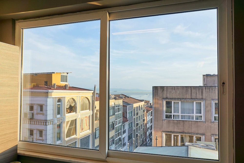Renzo Hotel 4/38