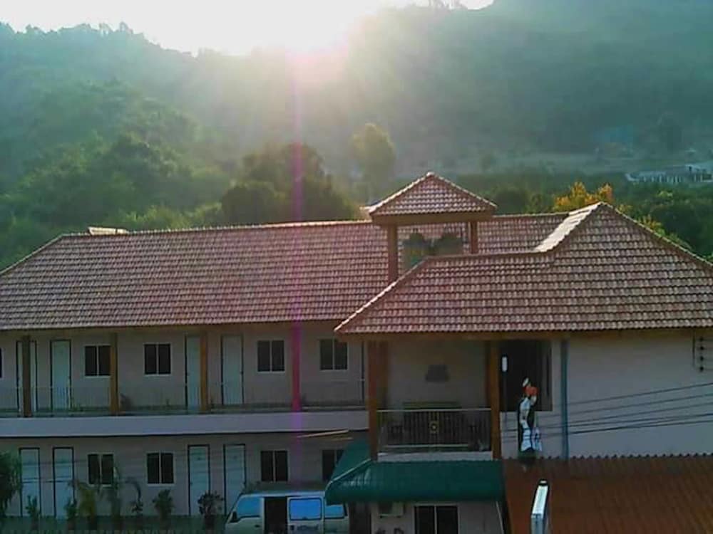Wattana Hill Resort 6/28