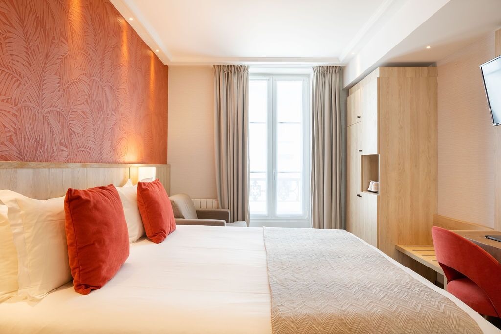 ROOM, DOUBLE BED