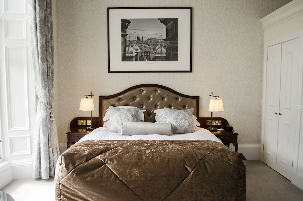 SIGNATURE, SUITE