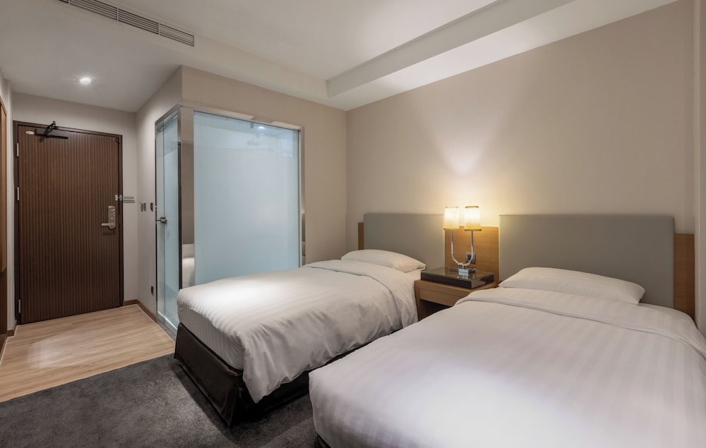 ELITE, TWIN BEDS, NO WINDOW